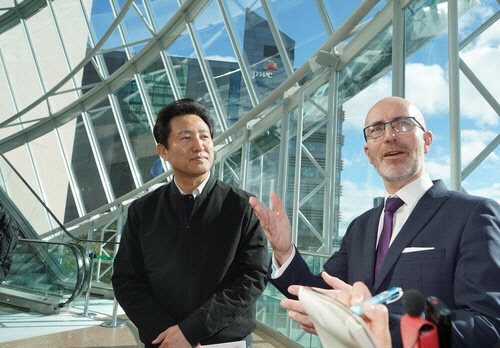 오세훈(왼쪽) 서울시장이 16일(현지시간) 곡선 형태의 유리벽 외곽이 돋보이는 아일랜드 더블린 '도크랜드 컨벤션 센터'를 찾아 관계자의 설명을 듣고 있다. [서울시 제공. 더블린=연합뉴스]